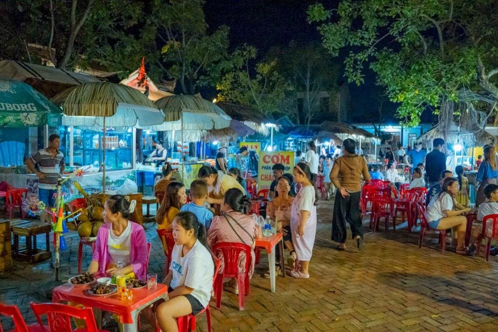 Visitors immerse themselves in the culinary atmosphere of the night market